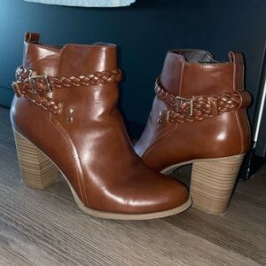 American Eagle Outfitters Zipper up Brown Leather / Size 8.5 Wide